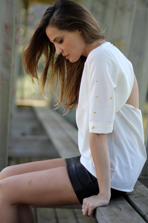 what to wear under backless blouse