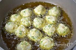 Friendo las albondigas de bacalao.