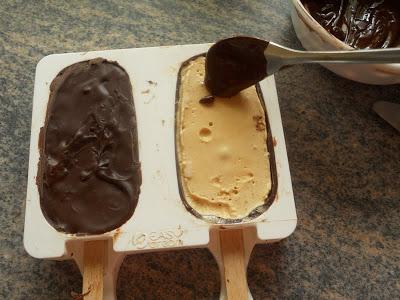 Helado cubierto con chocolate facil