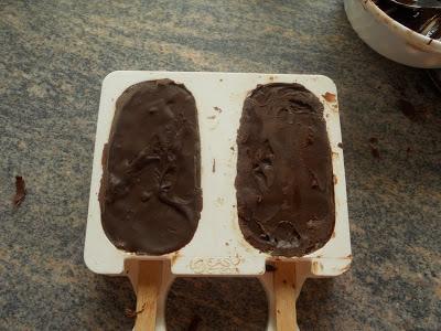 Helado cubierto con chocolate facil