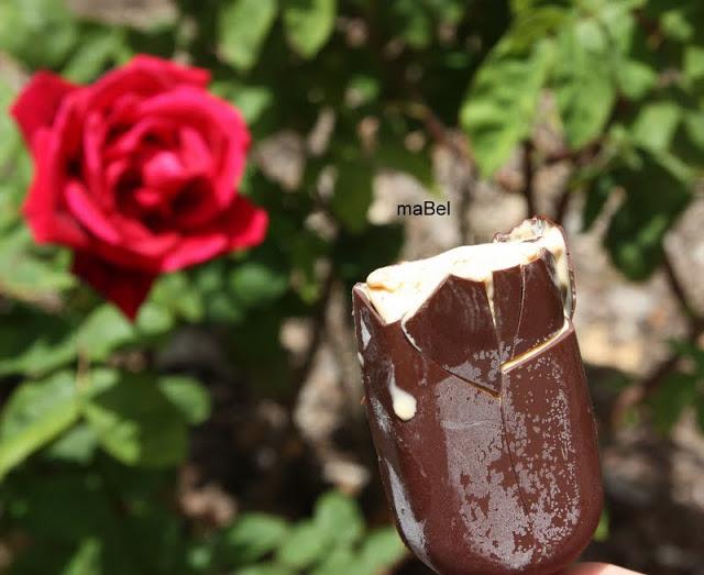 Helado cubierto con chocolate facil