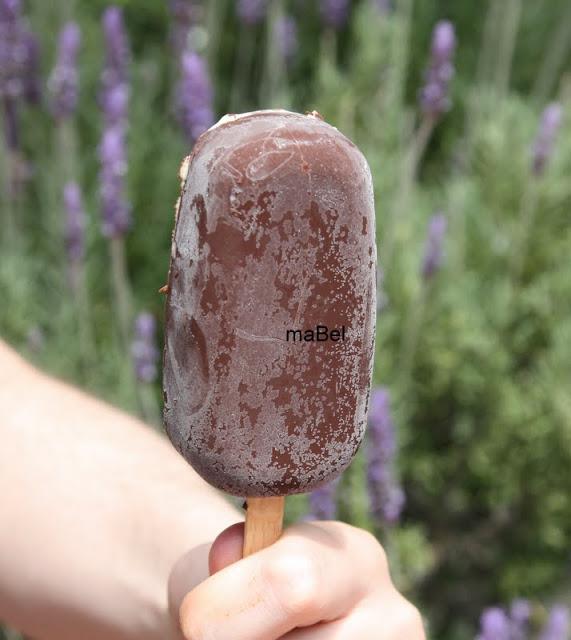 Helado cubierto con chocolate facil