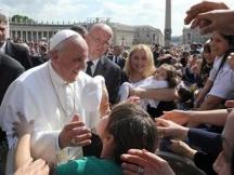 Papa toca fibra sensible; cree monjas deben tener hijo.