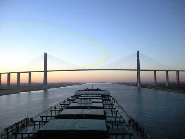 buque de carga cruza el Canal de Suez