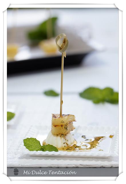 Minibrochetas de Piña y Queso Burgo de Arias con Salsa de Miel y Hierbabuena