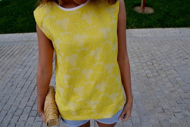 YELLOW FLOWERSBuenos días!!! Os traigo un outfit con un t...