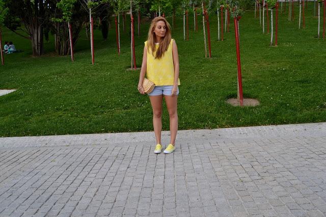 YELLOW FLOWERSBuenos días!!! Os traigo un outfit con un t...