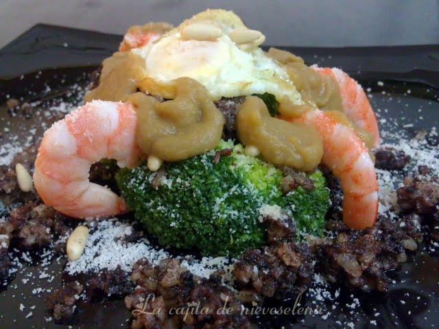 Ramilletes de brócoli con morcilla y langostinos al parmesano y vinagreta de manzana