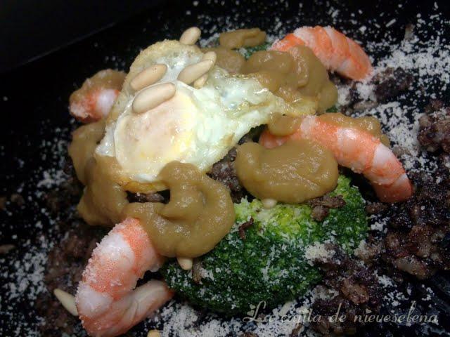 Ramilletes de brócoli con morcilla y langostinos al parmesano y vinagreta de manzana