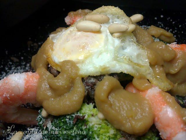 Ramilletes de brócoli con morcilla y langostinos al parmesano y vinagreta de manzana