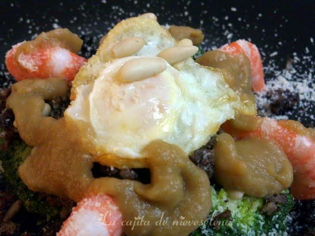 Ramilletes de brócoli con morcilla y langostinos al parmesano y vinagreta de manzana