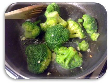 Ramilletes de brócoli con morcilla y langostinos al parmesano y vinagreta de manzana