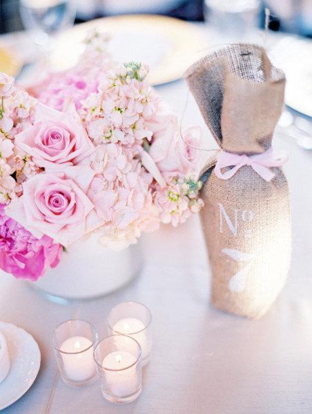 Número de mesa en tela arpillera con vino Sirve como regalo de boda