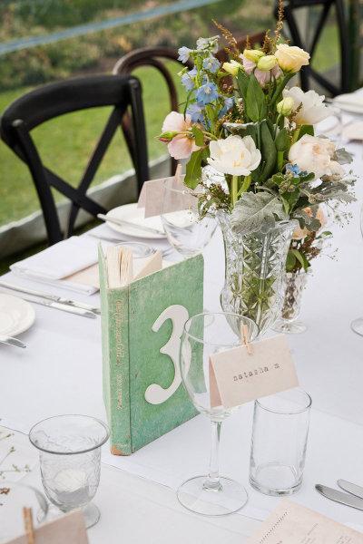 El número en un libro Número en blanco con libro verde agua