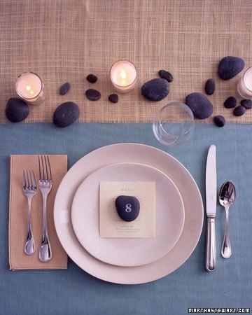 El número escrito en una piedra en el plato del invitado Piedra negra con número blanco