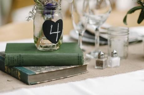 Número de mesa en botes de vidrio con pizarra en forma de corazón bote de vidrio sobre libros