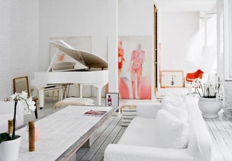 Blanco y con una pincelada coral