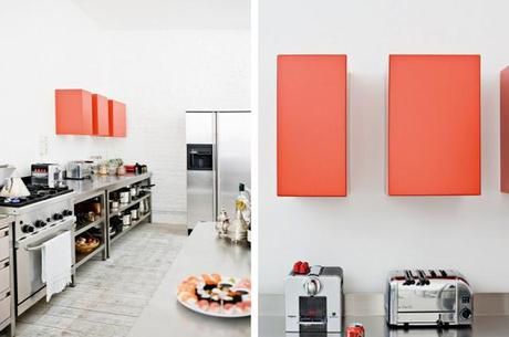 Blanco y con una pincelada coral