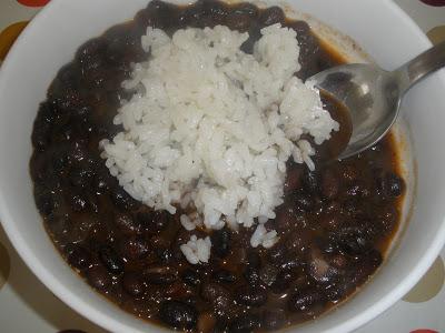 Negritos con arroz (moros y cristianos)