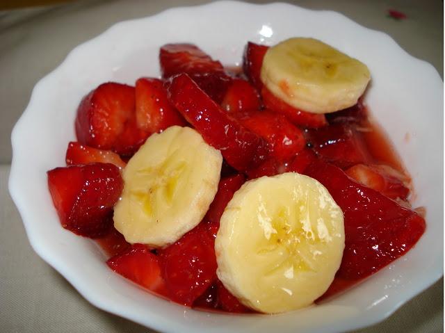 FRESAS CON VINAGRE Y PLÁTANO