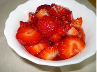 FRESAS CON VINAGRE Y PLÁTANO