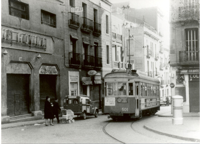 BARCELONA...PASEO POR EL BARRIO DE GRÀCIA... LOS CINES, QUE YA NO EXISTEN Y...Las obras ilegales y los sobreáticos en Gràcia... 9-05-2013...