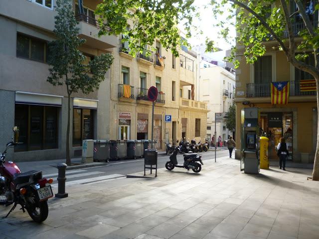 BARCELONA...PASEO POR EL BARRIO DE GRÀCIA... LOS CINES, QUE YA NO EXISTEN Y...Las obras ilegales y los sobreáticos en Gràcia... 9-05-2013...