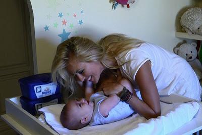 Carolina Cerezuela le canta a su bebé en la última campaña de DODOT