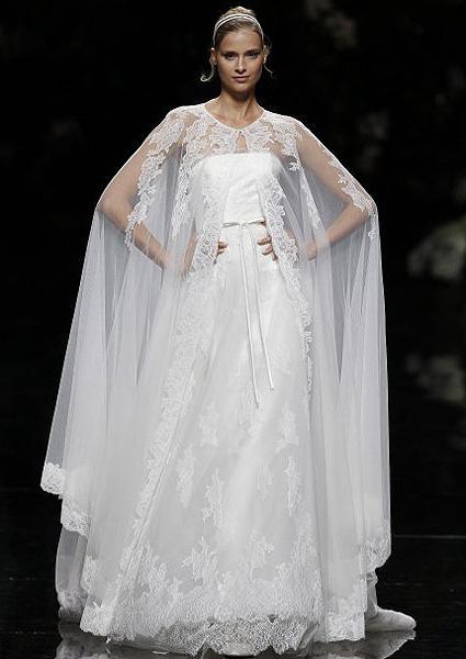Capas como tendencia por Pronovias, source vía www.hola.com Barcelona Bridal Week 2013
