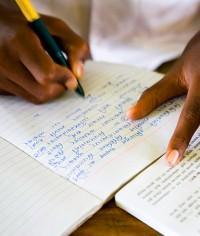 NIÑO INDIO ESCRIBIENDO El cartero malo. Cuentos cortos de Rabindranath Tagore