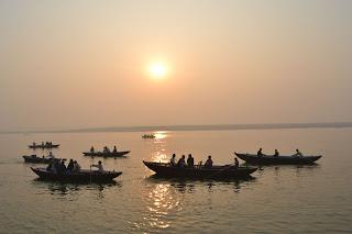 Día 30 A.M: Amanecer frente al Ganges. Varanasi a Kathmandu
