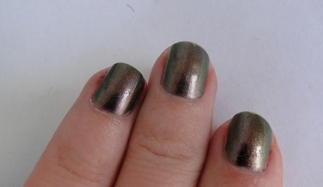 Metales preciosos en las uñas.