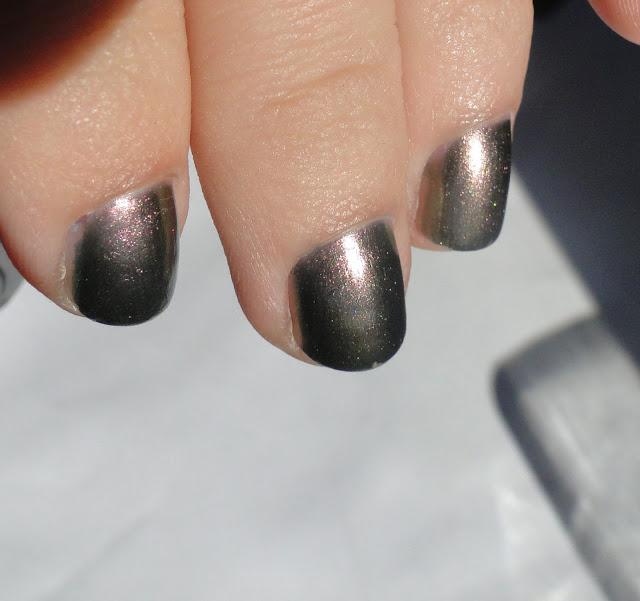 Metales preciosos en las uñas.