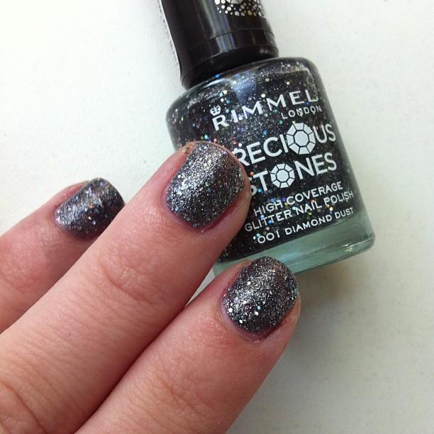 Metales preciosos en las uñas.