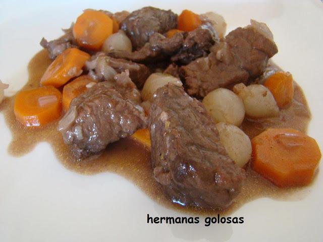 ESTOFADO DE TERNERA AL VINO TINTO CON ZANAHORIAS Y CEBOLLITAS