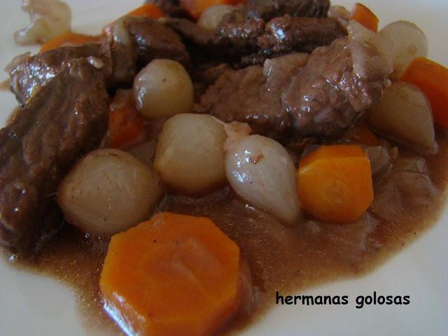 ESTOFADO DE TERNERA AL VINO TINTO CON ZANAHORIAS Y CEBOLLITAS