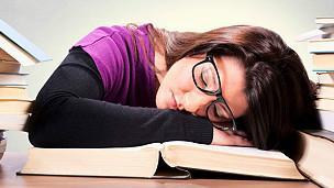 (651) FALTA DE SUEÑO: LA PESADILLA DE LOS ESTUDIANTES