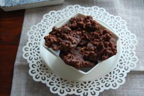 ROCAS DE CHOCOLATE NEGRO Y ALMENDRAS CARAMELIZADAS