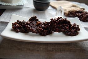 ROCAS DE CHOCOLATE NEGRO Y ALMENDRAS CARAMELIZADAS