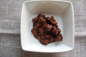 ROCAS DE CHOCOLATE NEGRO Y ALMENDRAS CARAMELIZADAS