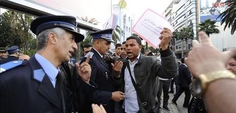 Un policía discute con un manifestante marroquí que protesta contra la ampliación del mandato de la ONU en el Sáhara.