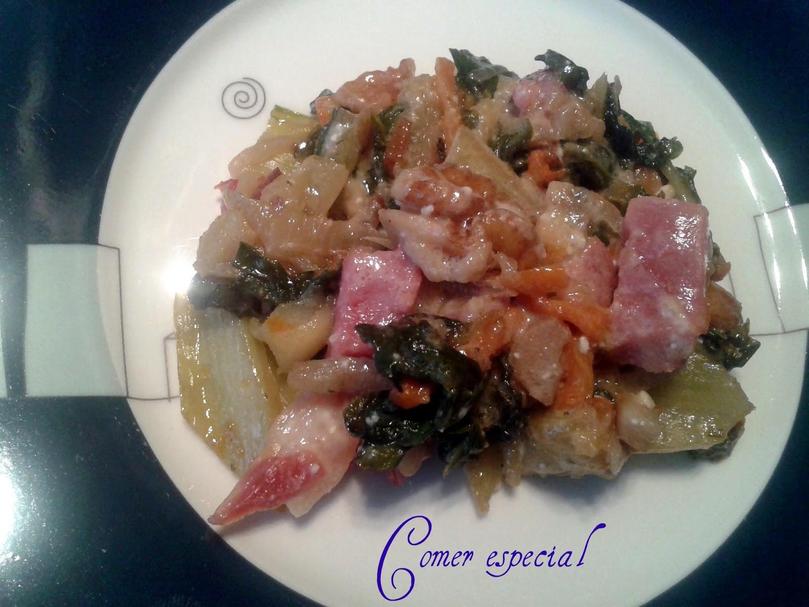 Acelgas rehogadas con jamón, nueces y queso roquefort