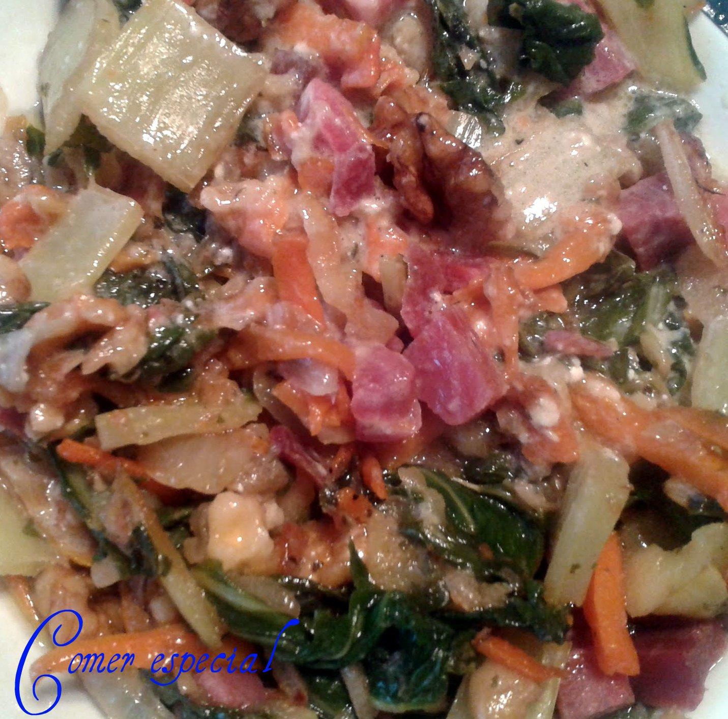 Acelgas rehogadas con jamón, nueces y queso roquefort