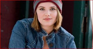 Primer vistazo de Amy Newbold como Molly Atwood