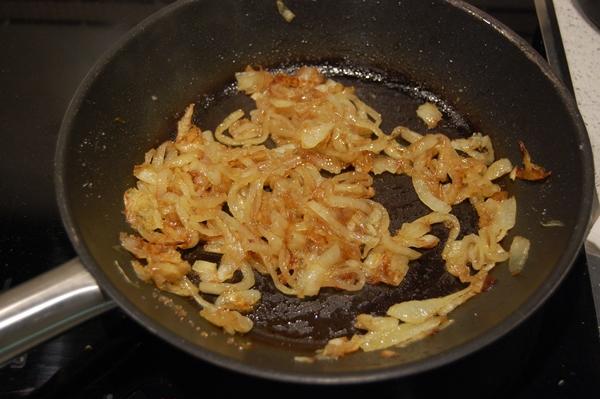 Hamburguesas rellenas de cebolla caramelizada y queso de cabra
