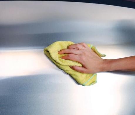 Limpiar el acero inoxidable con aceite de bebés