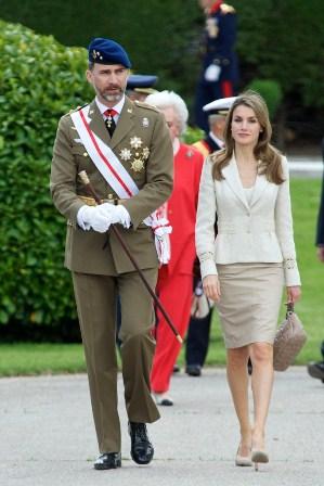 Dña. Letizia repite traje de Varela en la Jura de Bandera de la Guardia Real