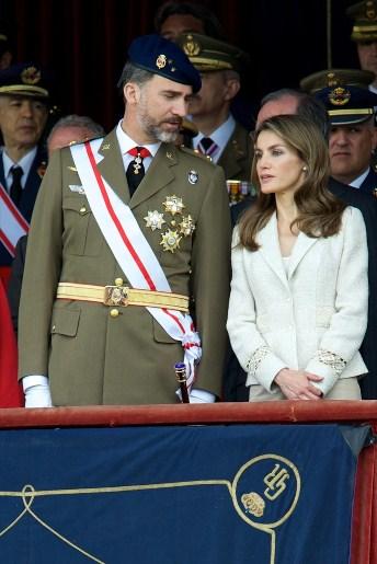 Dña. Letizia repite traje de Varela en la Jura de Bandera de la Guardia Real