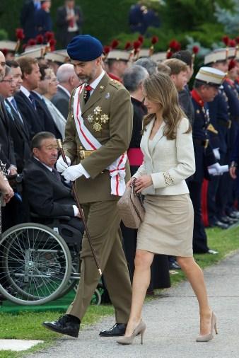 Dña. Letizia repite traje de Varela en la Jura de Bandera de la Guardia Real