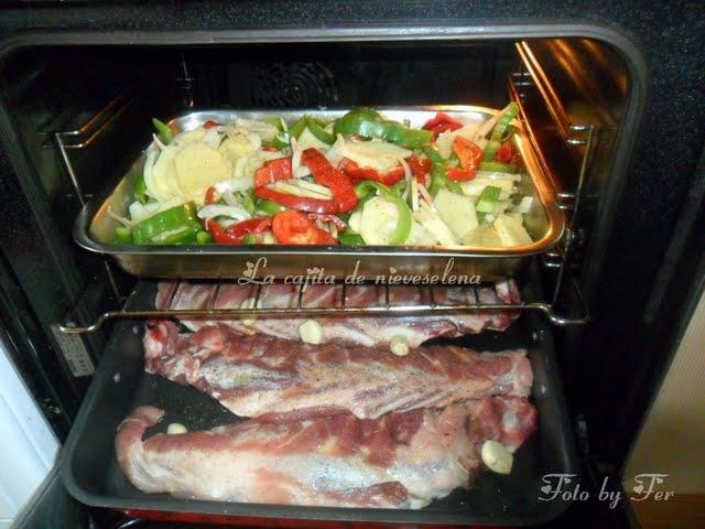 Costillas asadas con papas panaderas